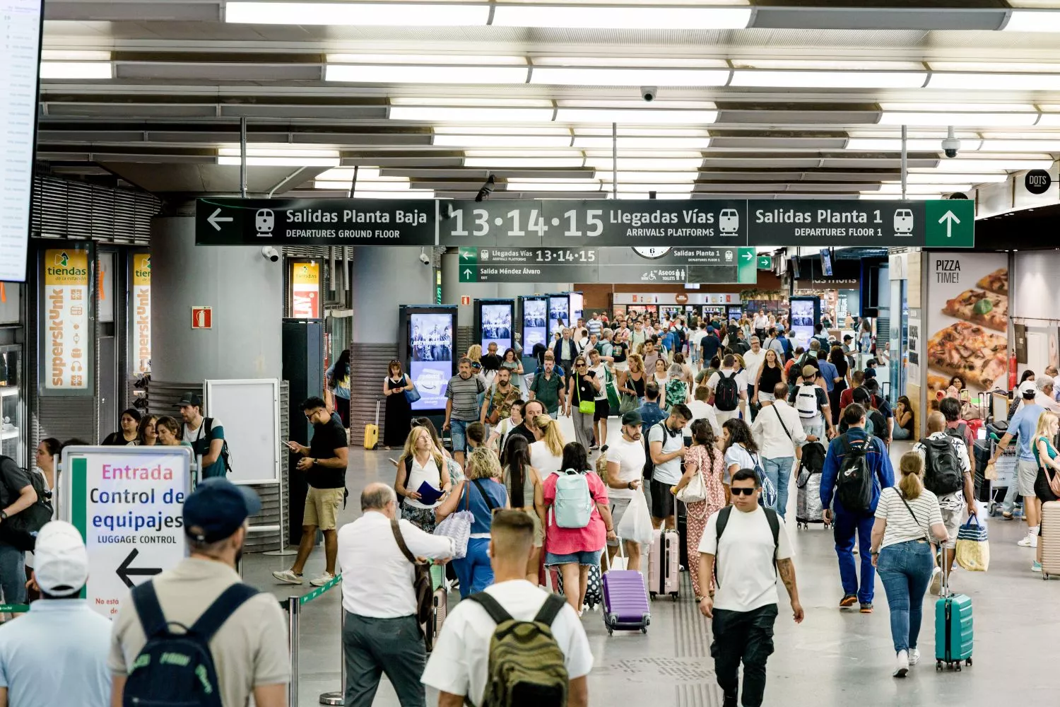 Decenas de personas en la estación de trenes Puerta de Atocha-Almudena Grandes / EUROPA PRESS