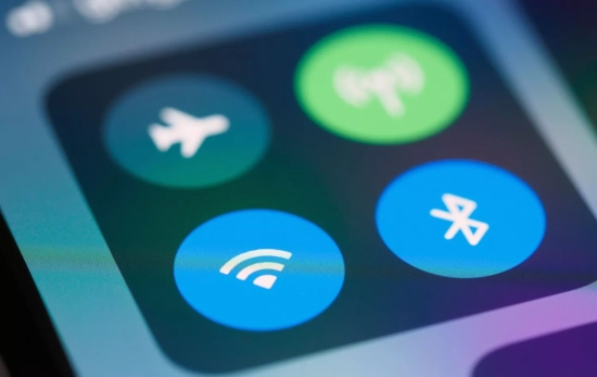 Funciones del Bluetooth y Wifi en un móvil/ CANVA Funciones del Bluetooth y Wifi en un móvil/ CANVA