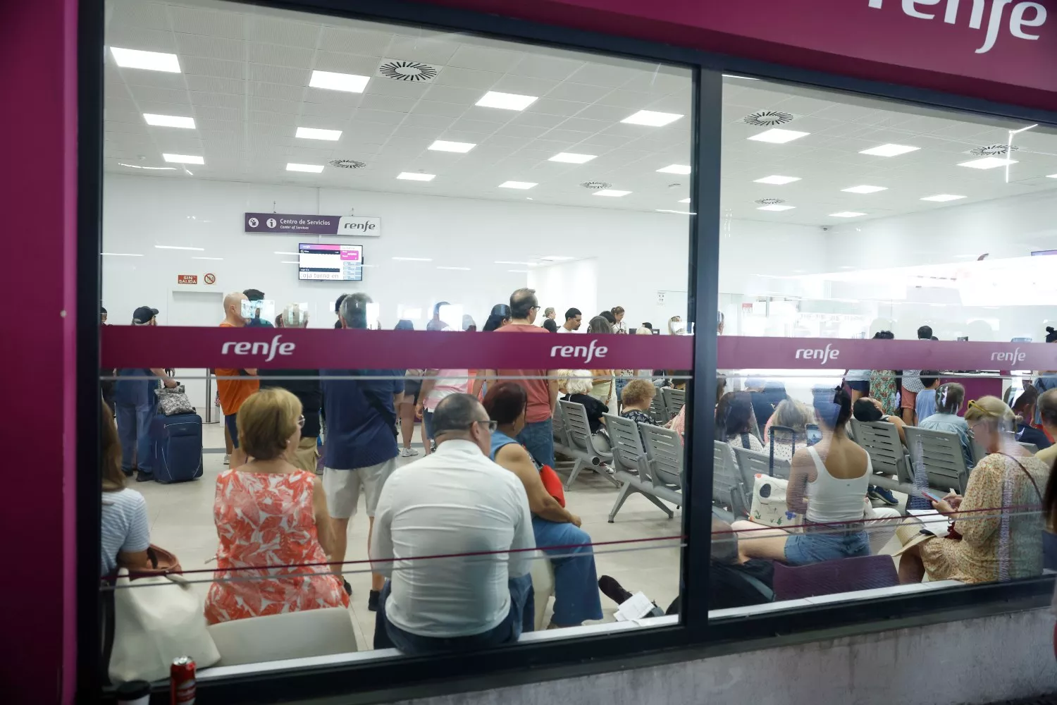 Numerosas personas permanecen en la estación de Chamartín de Madrid / J.P.Gandul - EFE
