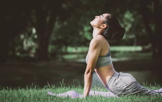 Una chica practicando yoga al aire libre/ CANVA Una chica practicando yoga al aire libre/ CANVA