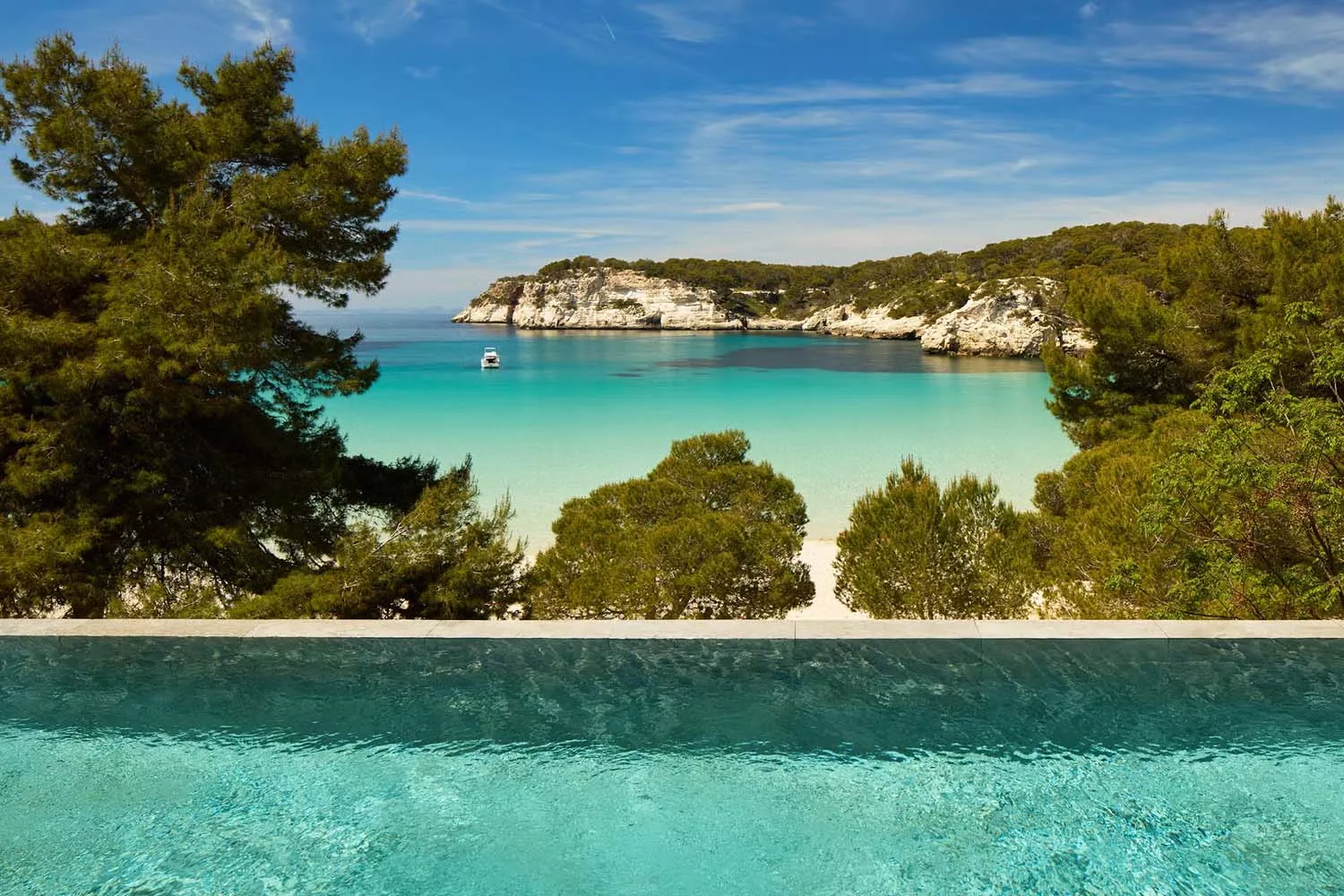 Vistas desde la piscina del hotel Meliá de Cala Galdana, en Menorca / MELIÁ