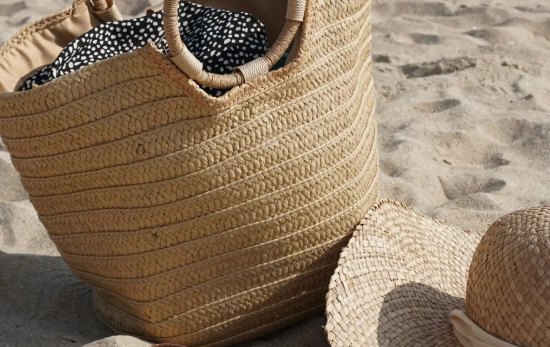Pertenencias en el suelo de la playa / CANVA Pertenencias en el suelo de la playa / CANVA