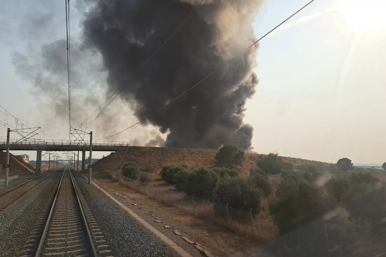 El incendio que ha provocado que la línea de AVE Madrid Andalucía haya estado suspendida durante horas / ADIF