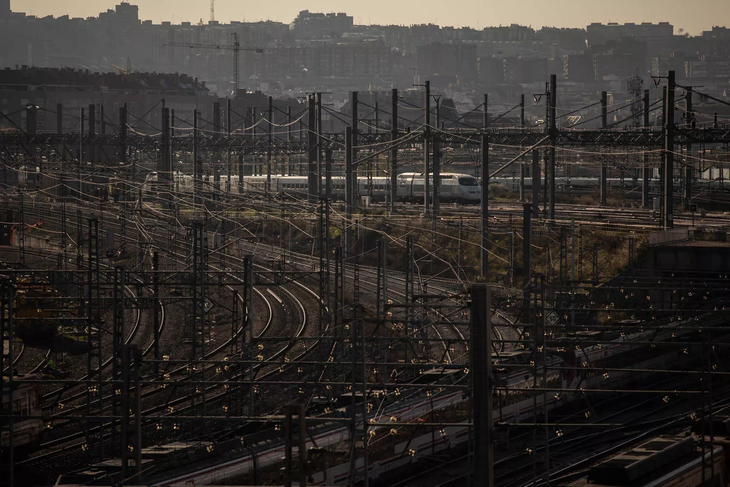 Trenes AVE en los alrededores de Atocha, Madrid / ALEJANDRO MARTÍNEZ - EP