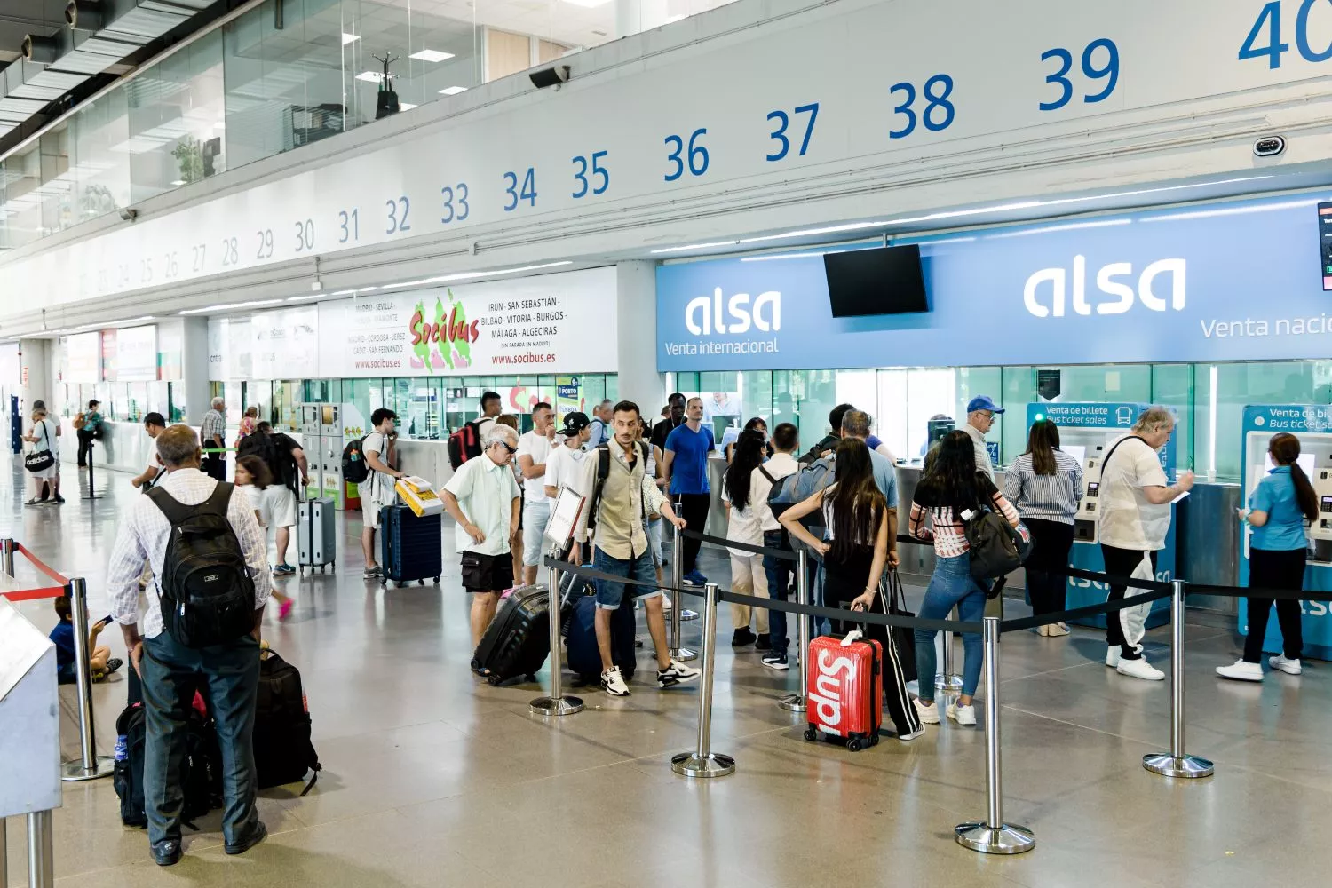 Una fila de personas haciendo cola en una estación de Madrid para comprar billetes de autobús / Europa Press