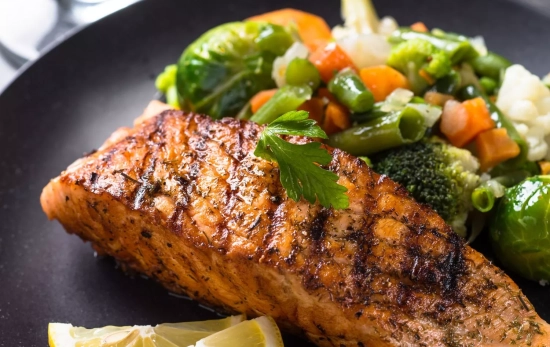 Salmón con verduras salteado al momento/ CANVA Salmón con verduras salteado al momento/ CANVA