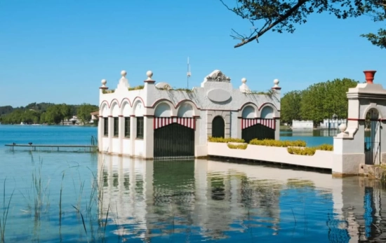 Lago de Banyoles (Girona)/ escapadarural.com Lago de Banyoles (Girona)/ escapadarural.com