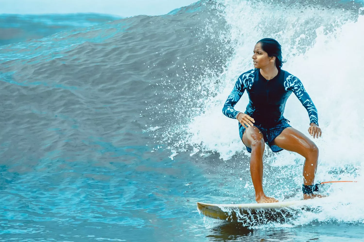 Una chica que ha usado el verano para cambiar su entrenamiento y empezar a hacer surf/ CANVA