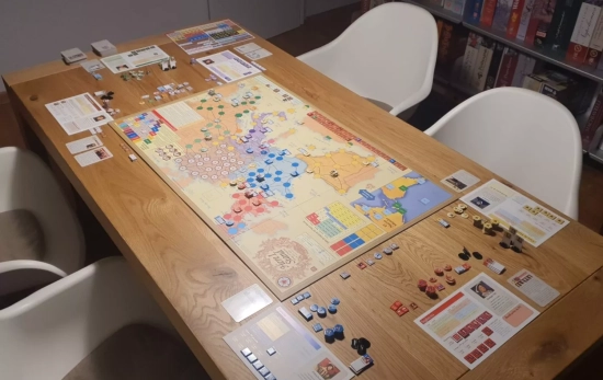 Un juego de mesa en la casa de Quim Dorca CEDIDA