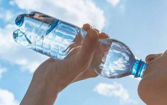 Una persona bebiendo agua / CANVA