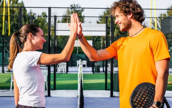 Dos personas jugando a pádel en verano/ CANVA Dos personas jugando a pádel en verano/ CANVA