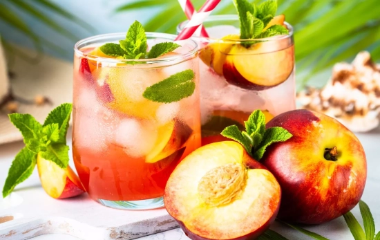 Agua saborizada con melocotón/ CANVA Agua saborizada con melocotón/ CANVA