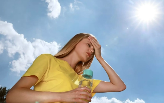 Una persona sufriendo un golpe de calor mientras hace deporte en verano/ CANVA Una persona sufriendo un golpe de calor mientras hace deporte en verano/ CANVA