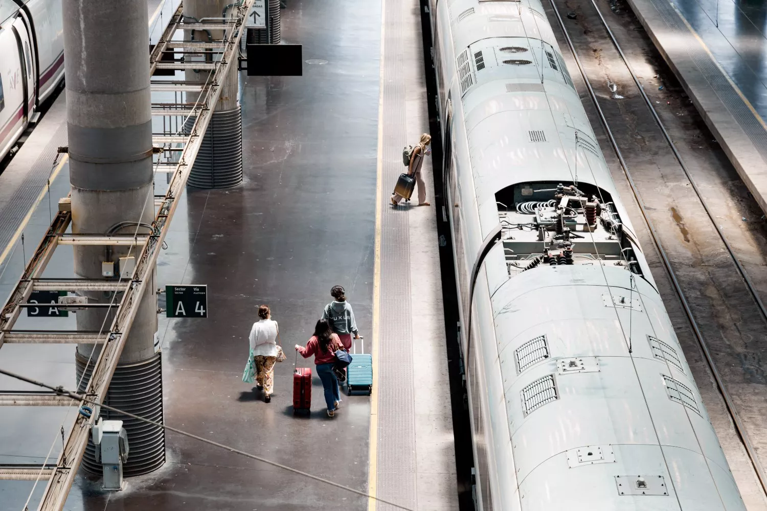 Varias personas en un anden para montarse en un tren con billetes caros   Carlos Luján   EP