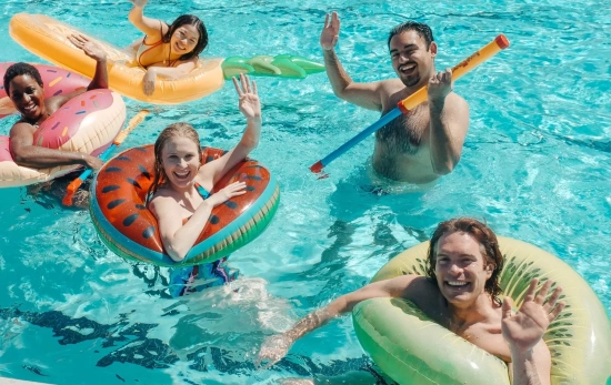 Unos amigos disfrutando de la piscina limpia/ CANVA Unos amigos disfrutando de la piscina limpia/ CANVA