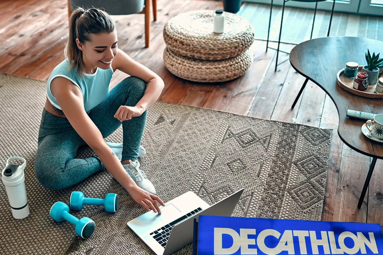 Una chica compra el accesorio de Decathlon para ejercitarse en casa / Montaje CONSUMIDOR GLOBAL