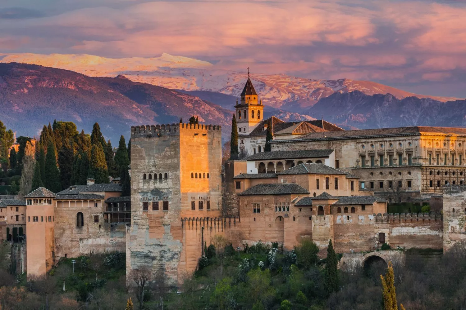 Granada se consolida como el primer destino turístico otoñal dentro de España/ CANVA