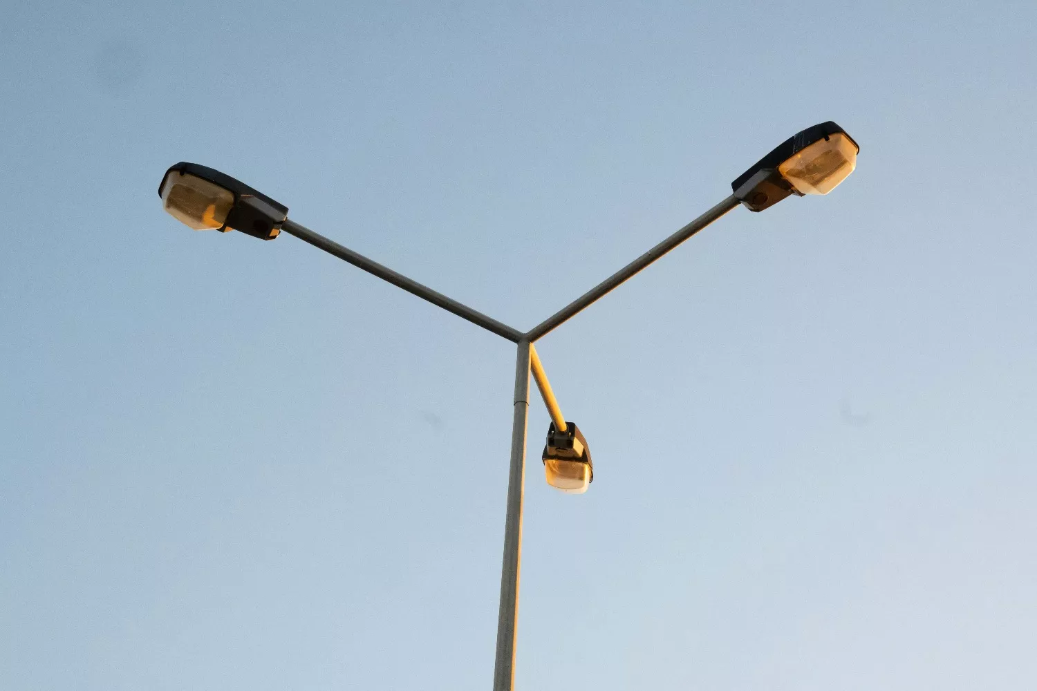 Una farola que emite luz / UNSPLASH