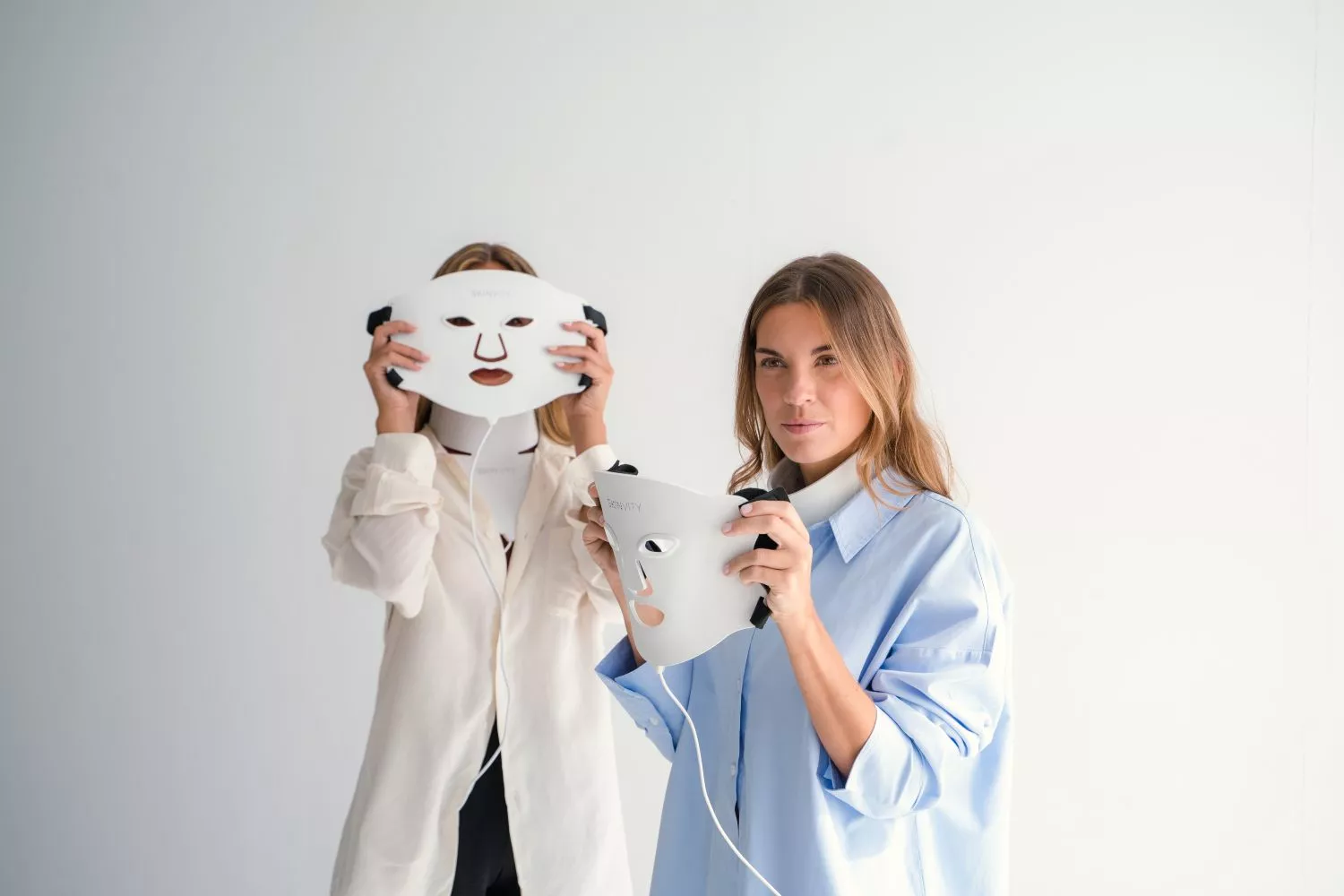 Dos usuarias usan la máscara facial de Skinvity / CEDIDA Dos usuarias usan la máscara facial de Skinvity / CEDIDA