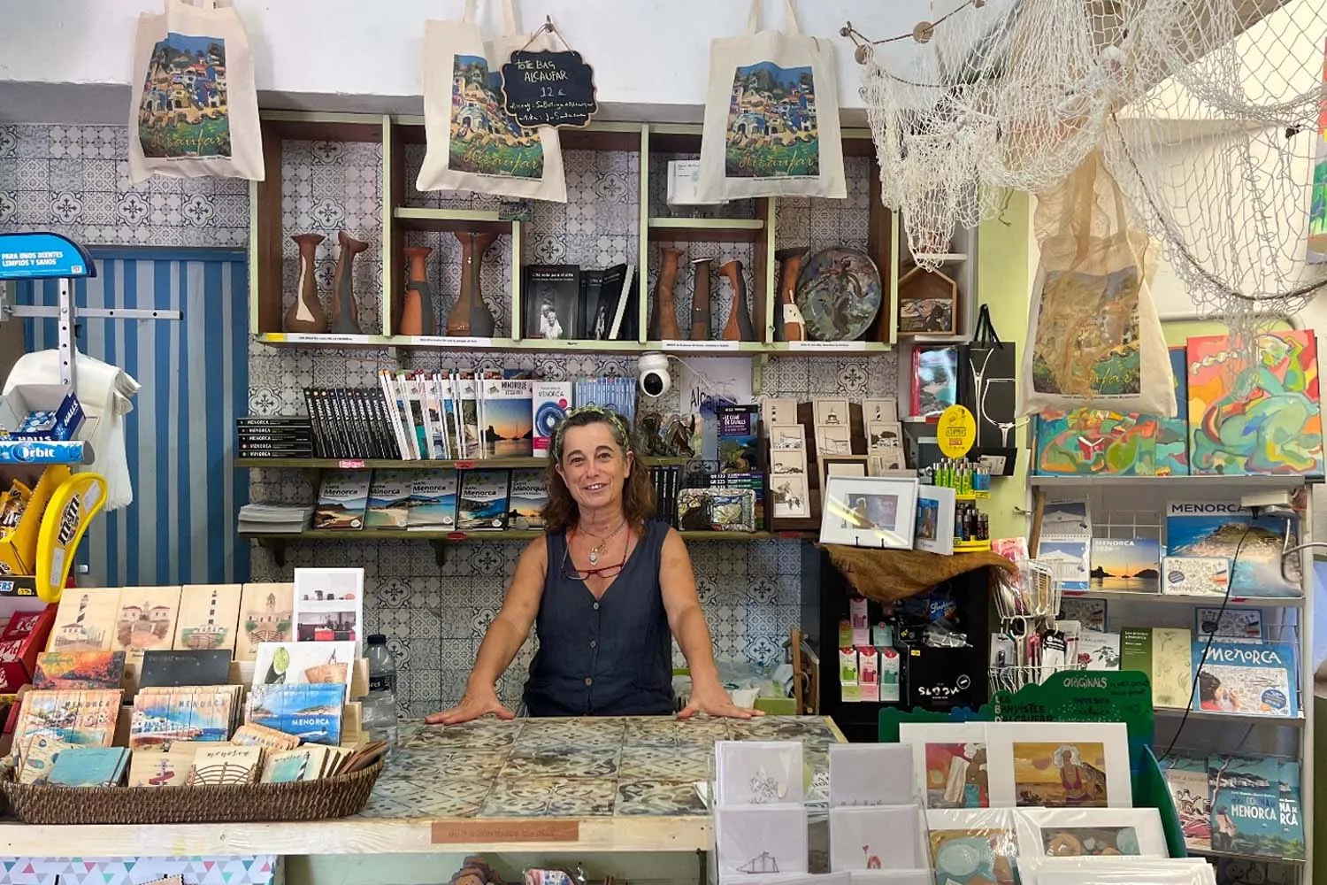 Neus, la dueña de Sa Botiga d'Alcaufar, la única tienda de este pueblo de pescadores del sur de Menorca / TEO CAMINO