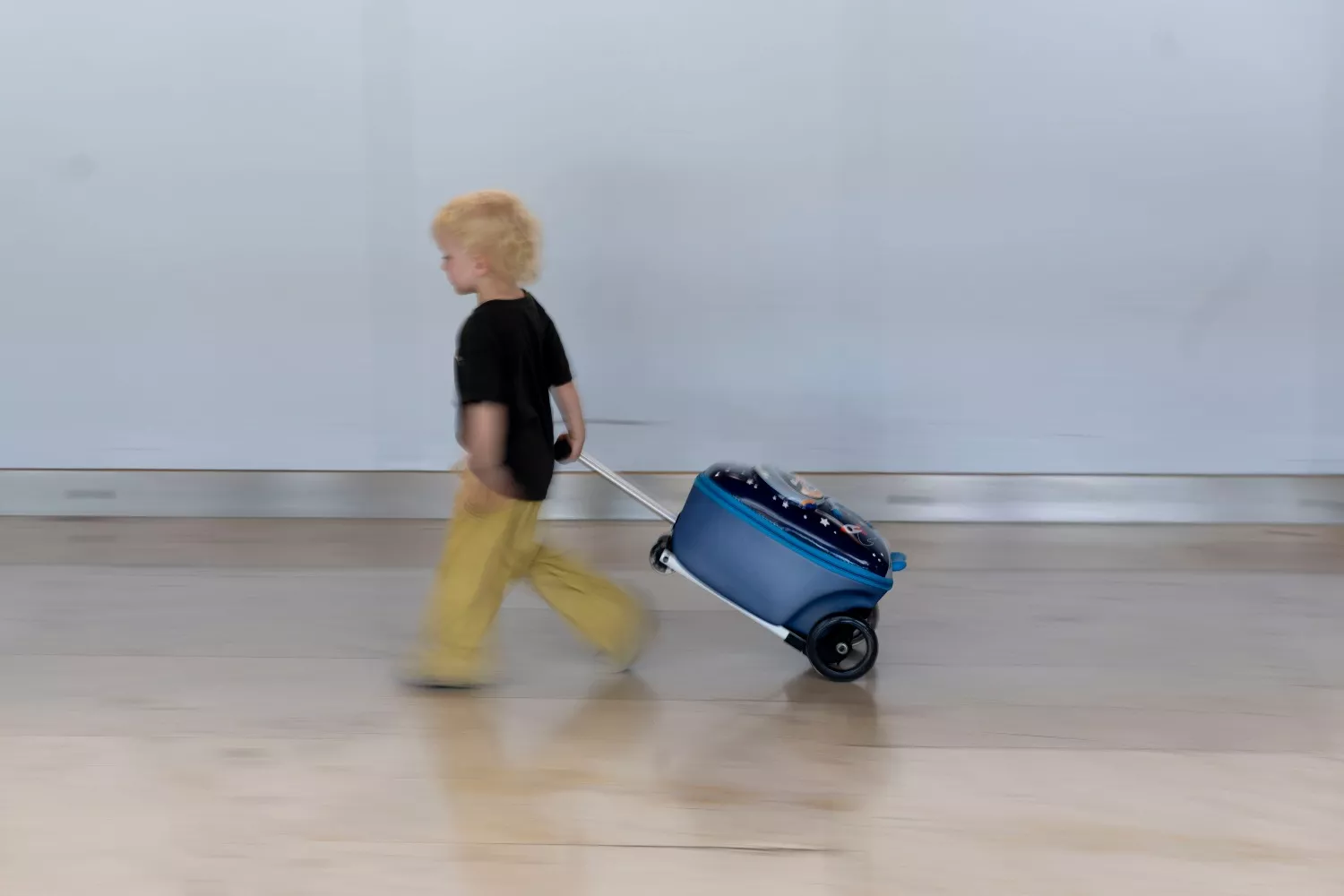 Un niño corre en el el Aeropuerto Adolfo Suárez Madrid Barajas, a 1 de agosto, para llegar a su conexión de Iberia / Eduardo Parra - EP