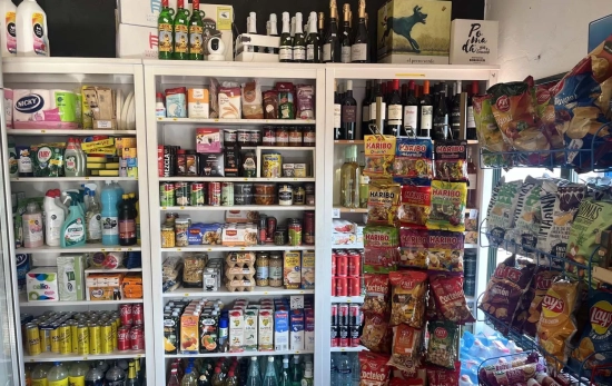 La pequeña sección de alimentación con Gin Xoriguer, vinos menorquines y otros productos / TC La pequeña sección de alimentación con Gin Xoriguer, vinos menorquines y otros productos / TC