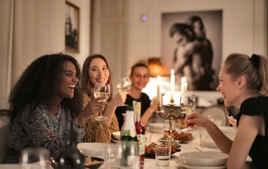 Un grupo de mujeres disfrutando de un momento de felicidad / PEXELS Un grupo de mujeres disfrutando de un momento de felicidad / PEXELS