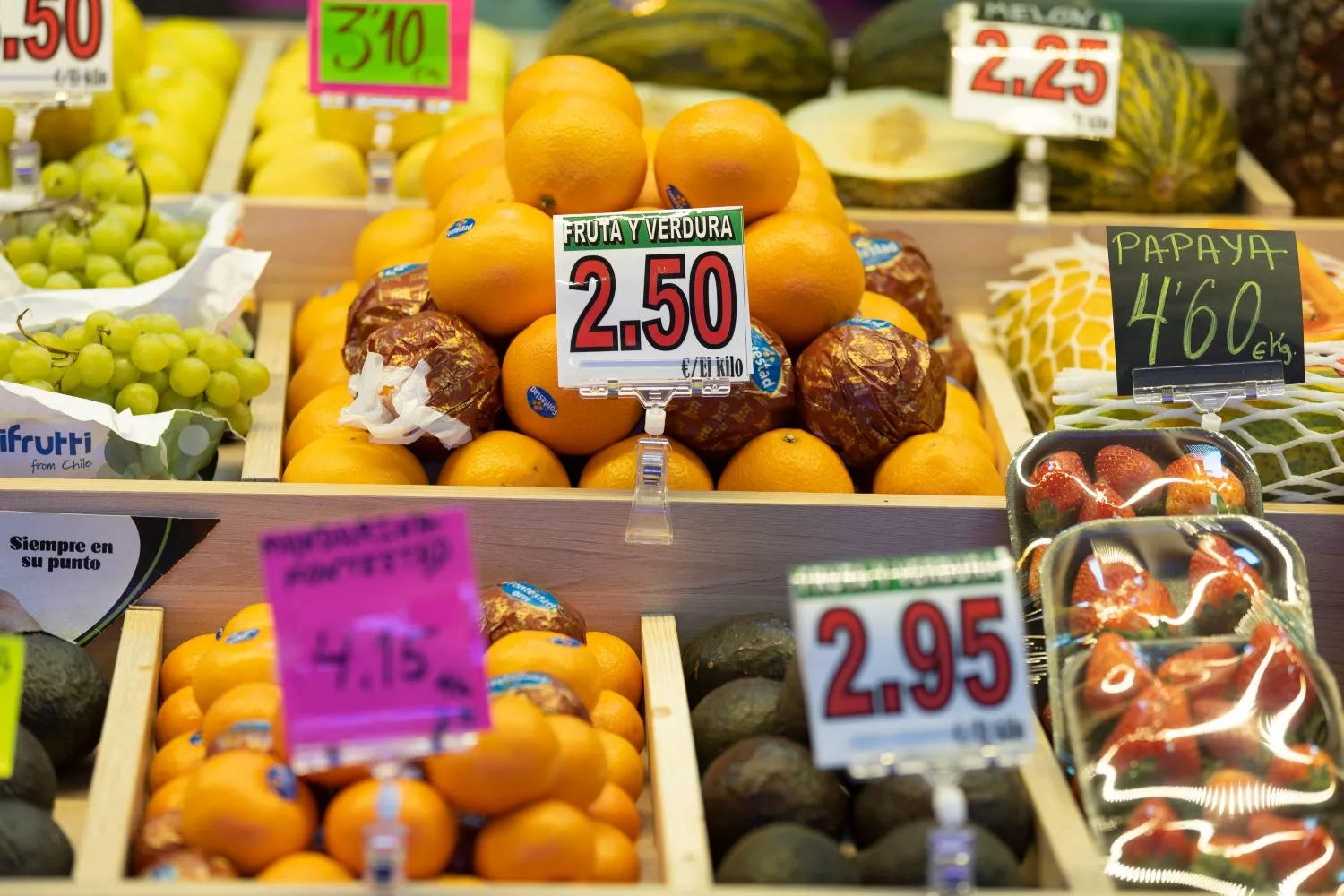 Un puesto de frutas frescas, uno de los alimentos que más se ha encarecido en 2025 EP Un puesto de frutas frescas, uno de los alimentos que más se ha encarecido en 2025 EP