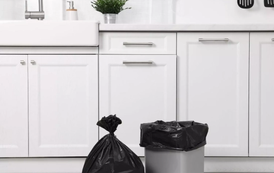 Un cubo de basura en una cocina/ CANVA Un cubo de basura en una cocina/ CANVA