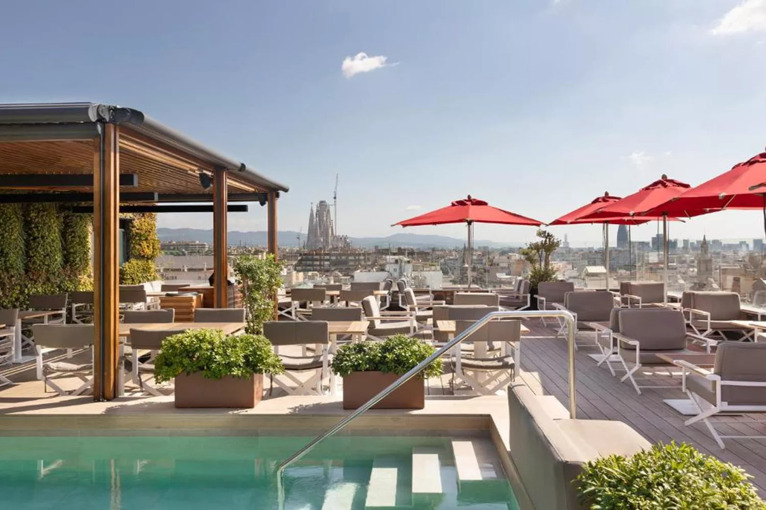 La piscina y la terraza vacía del hotel Majestic con vistas sobre Barcelona / BOOKING