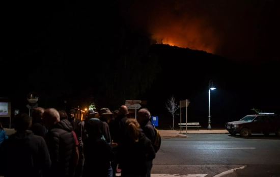 Varias personas observan el incendio en Boca de Huérgano (León) / EP Varias personas observan el incendio en Boca de Huérgano (León) / EP