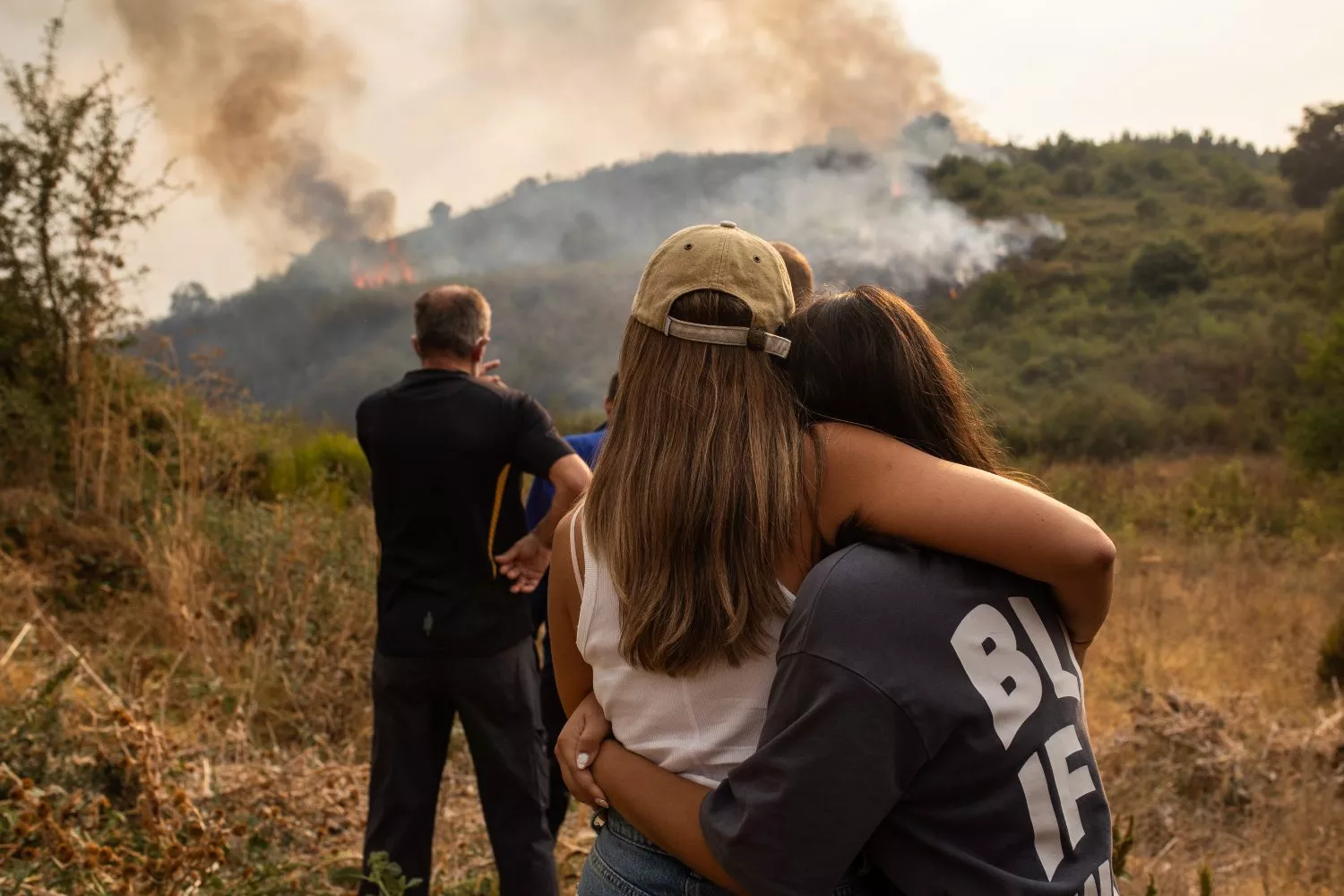 Vecinos ven el avance del incendio en Molinaseca (León) / EP