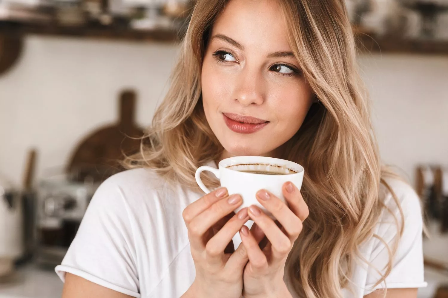 Una chica bebiendo café antes de entrenar / CANVA
