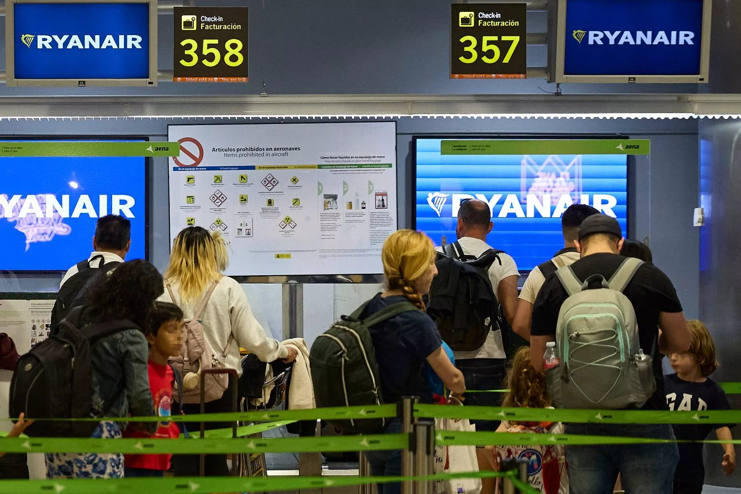 Varias personas en la cola de facturación de Ryanair / EP