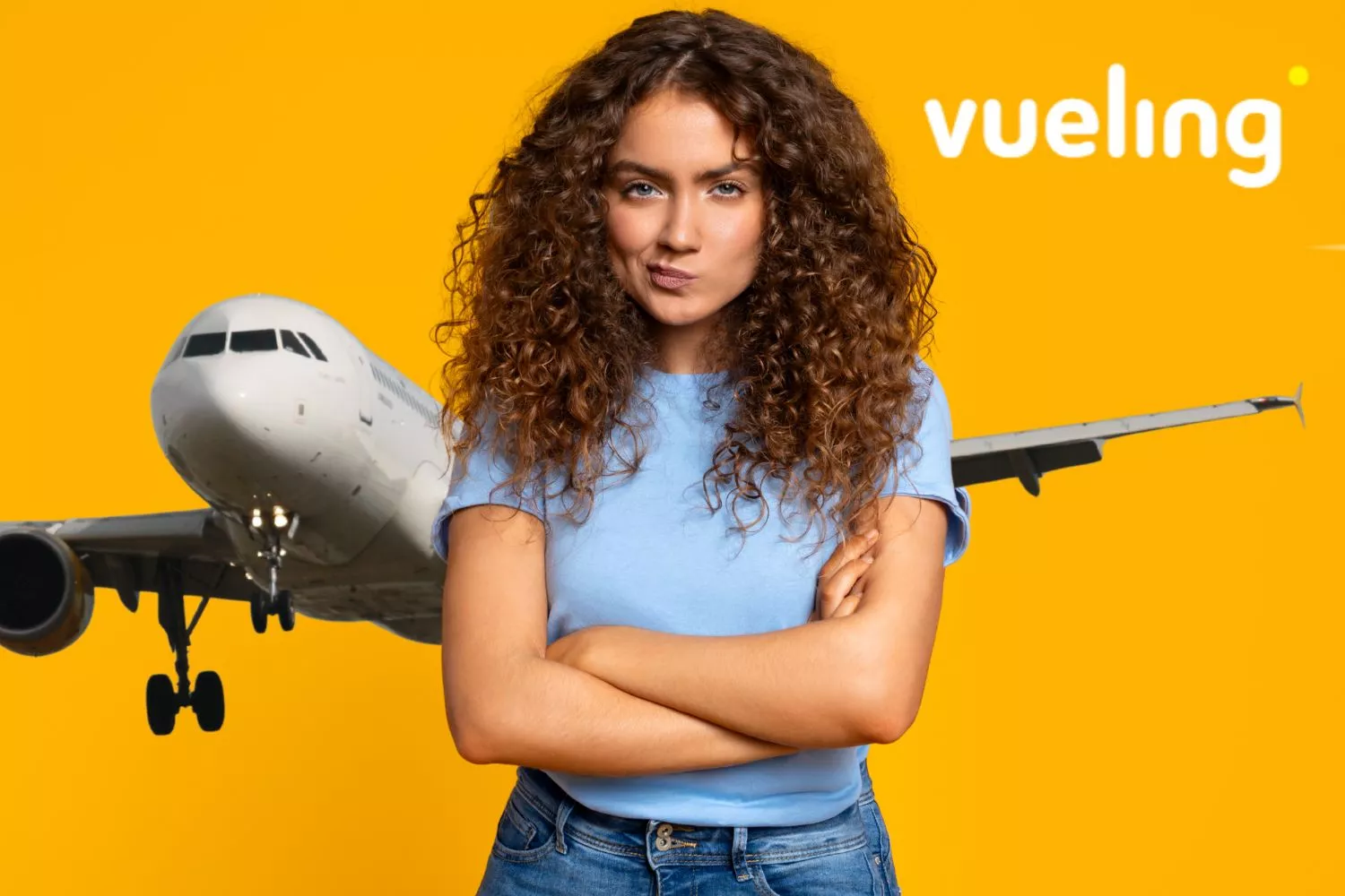 Una chica que se plantea reclamar a Vueling / Montaje CONSUMIDOR GLOBAL