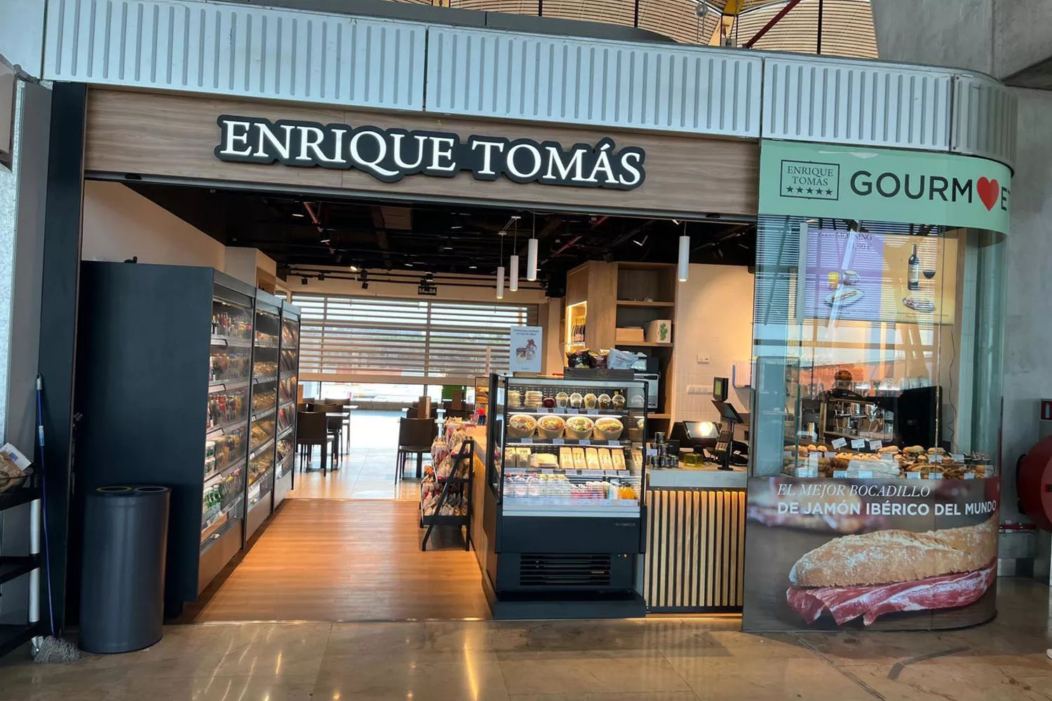 La nueva tienda degustación de Enrique Tomás en el Aeropuerto de Madrid / ET La nueva tienda degustación de Enrique Tomás en el Aeropuerto de Madrid / ET
