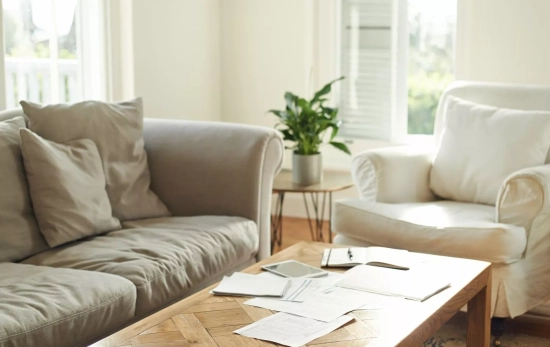Un salón con la mesa desordenada/ CANVA Un salón con la mesa desordenada/ CANVA