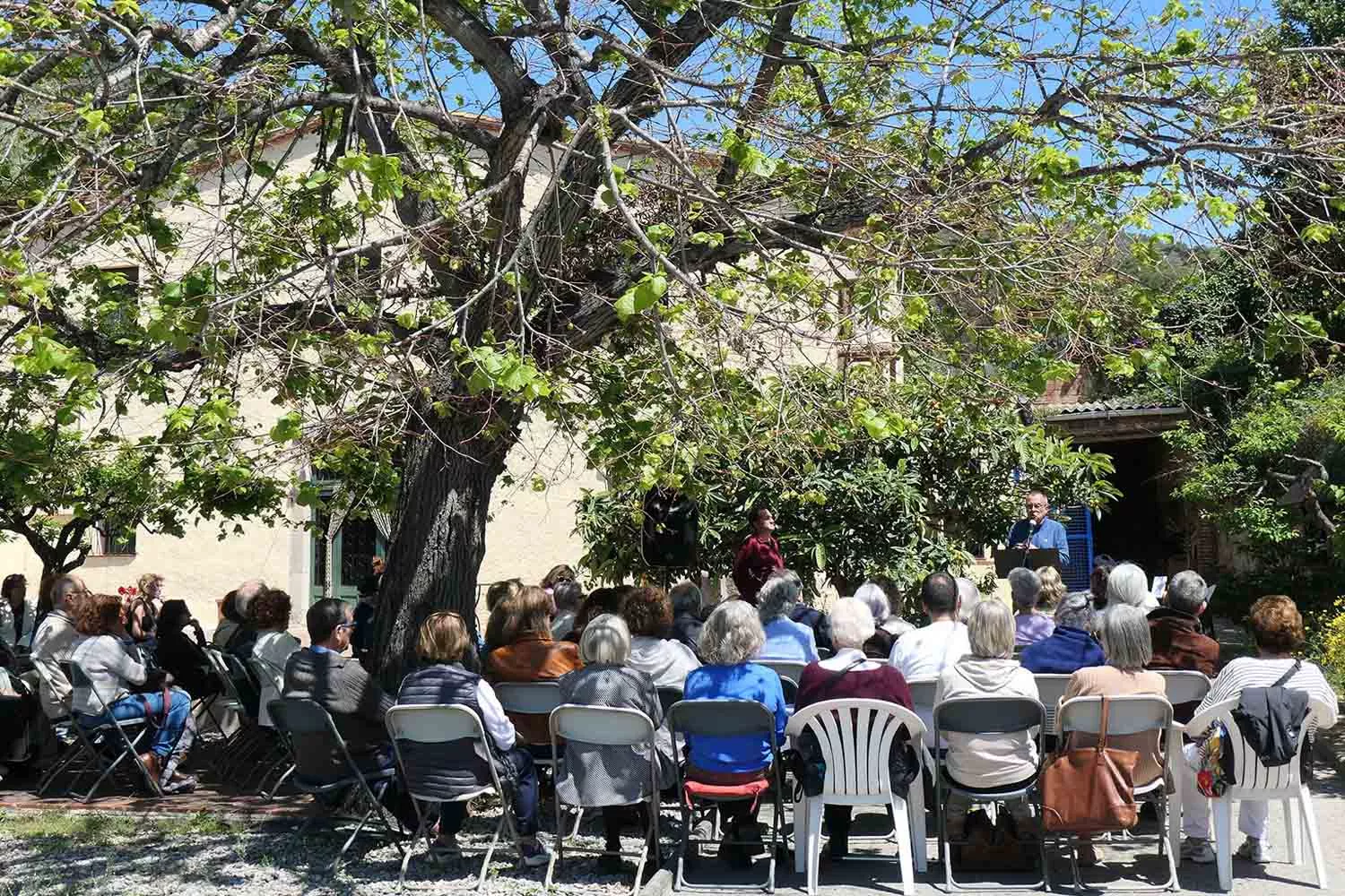 Rafael Vallbona se dirige al público durante la fiesta del Hanami 2024 / QUADERNS DE LA FONT DEL CARGOL