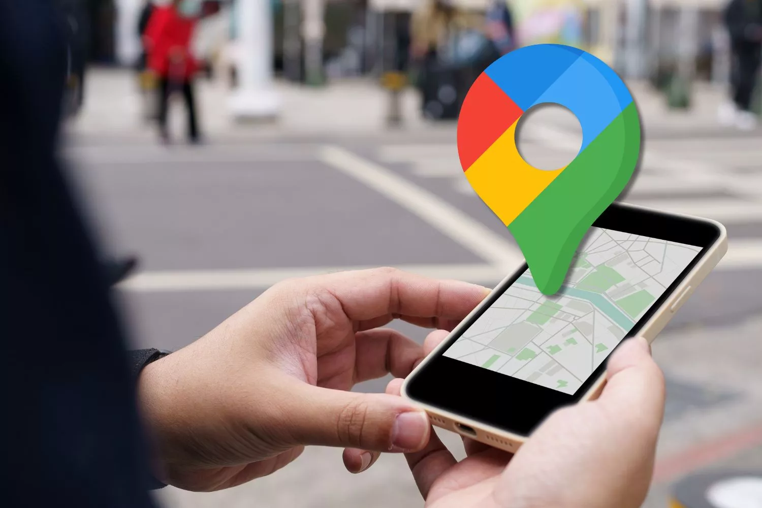 Una persona usa Google Maps para sus desplazamientos urbanos / Montaje CONSUMIDOR GLOBAL