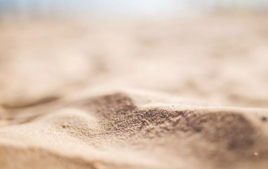 Arena de playa donde se ha enterrado un objeto/ CANVA Arena de playa donde se ha enterrado un objeto/ CANVA