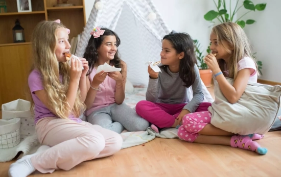 Unas niñas jugando en una pijamada/ CANVA Unas niñas jugando en una pijamada/ CANVA