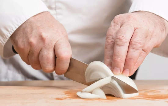 Un cocinero pica cebolla / FREEPIK Un cocinero pica cebolla / FREEPIK