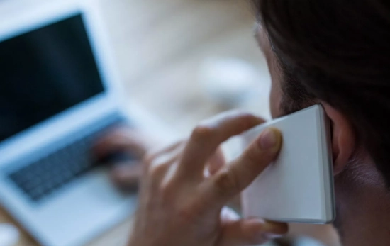 Una persona habla por teléfono / PEXELS Una persona habla por teléfono / PEXELS