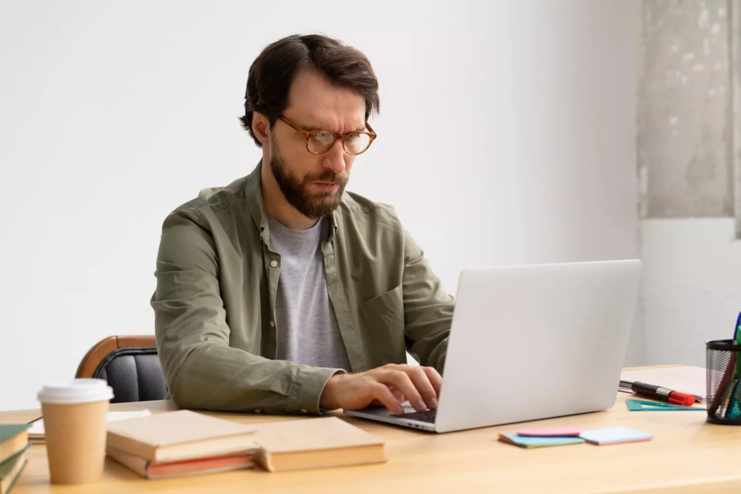Un hombre reorganiza sus carpetas de Windows / FREEPIK