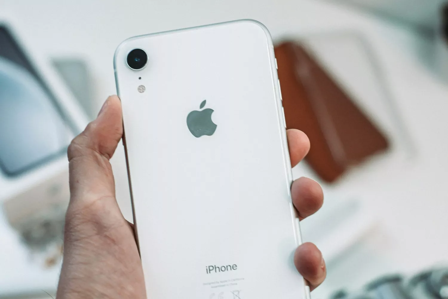 Una persona sostiene un iPhone / UNSPLASH