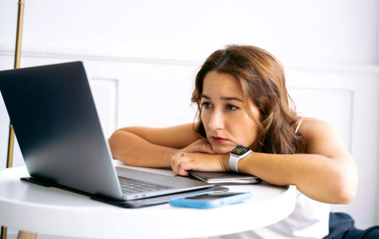 Una mujer mira su ordenador / PEXELS Una mujer mira su ordenador / PEXELS