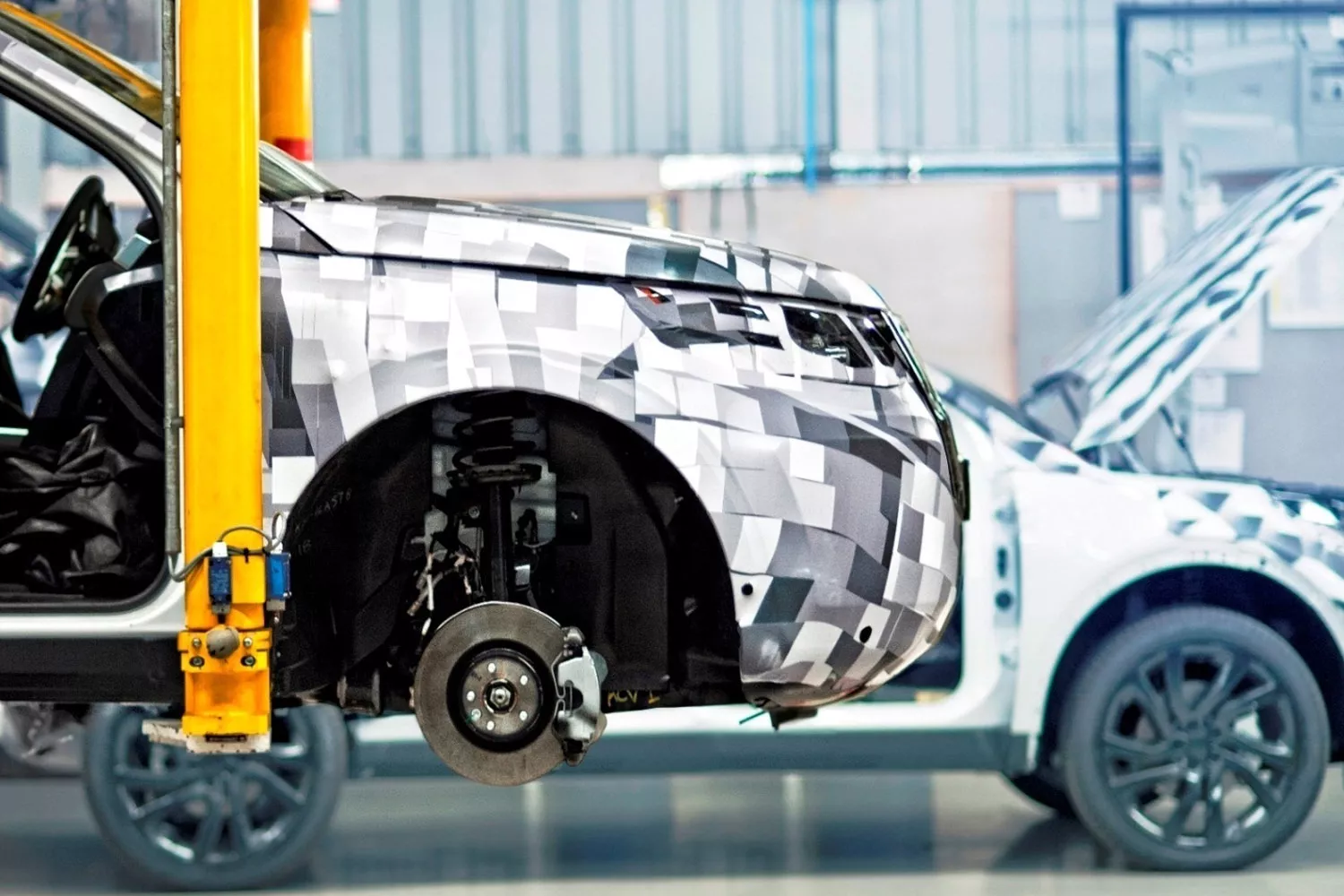 Un coche en la cadena de producción del Land Rover Discovery Sport en Halewood (Reino Unido) ARCHIVO