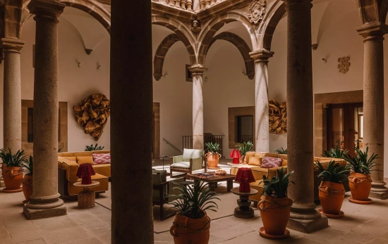 El precio patio del hotel Palacio de Godoy, en Cáceres / PANORAM HOTEL MANAGEMENT