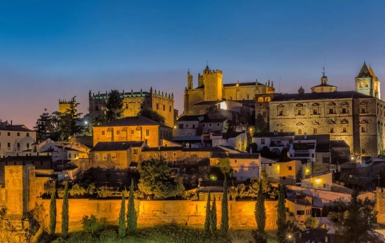 El casco antiguo de Cáceres al atardecer / MINUBE