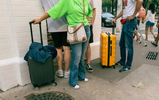 Turistas con sus maletas / UNSPLASH Turistas con sus maletas / UNSPLASH
